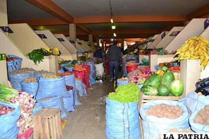 Venta de verduras al interior del mercado Bolívar