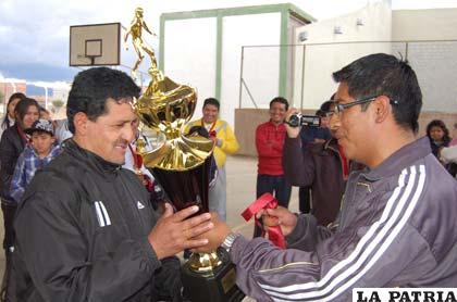 Roger Vera, capitán de GAMO, recibe el trofeo de campeón en fútbol de salón