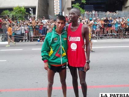 Daniel Toroya, al final de la competencia, junto a uno de los atletas kenianos