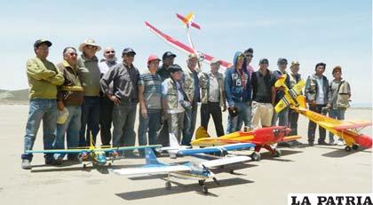 Deportistas dedicados al aeromodelismo en Oruro