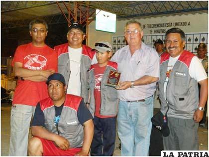 Dirigentes de la Asociación Municipal de Aeromodelismo 3706 Oruro
