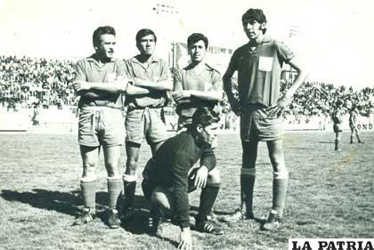 Orlando Barrera, Freddy Ricaldi, Héctor Pérez, Juan Domingo Díaz (de pie), Raúl Lozano (†) (cuclillas)