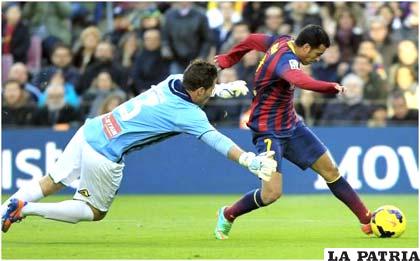 Pedro, en la jugada previa al gol que marcó para la goleada del Barcelona ante Elche 