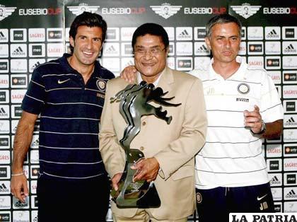 Eusébio fue digno de varios reconocimientos, en la foto aparece junto a Figo y Mourinho 