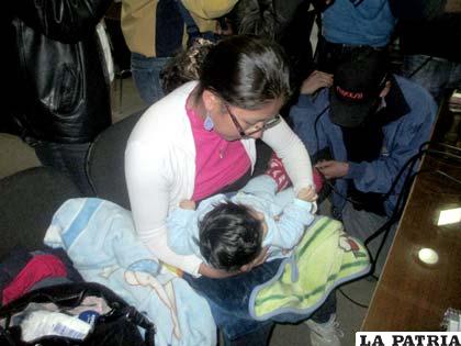 La madre después de recuperar a su bebé