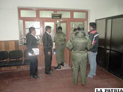 Autoridades policiales y la
víctima se reunieron antes de la conferencia de prensa en el 
despacho del Comandante