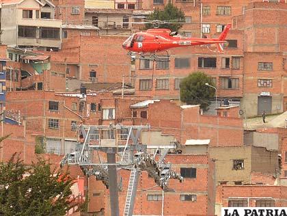 Inició el cableado en el teleférico en La Paz