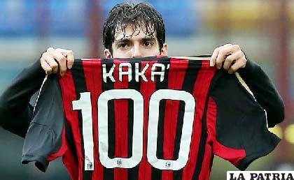 Kaká enseña su casaca con la número 100 haciendo referencia a sus goles