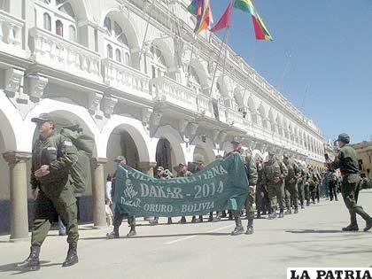 Los uniformados marcharon por la plaza 10 de Febrero antes de irse a Salinas