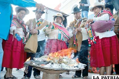 Autoridades y comunarios realizaron rituales en Salinas de Garci Mendoza, para recibir el paso del Rally Dakar