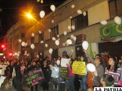 Los activistas lanzaron globos en memoria de las 71 mascotas