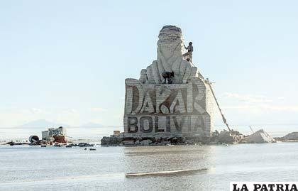 Artistas esculpieron el logotipo del Dakar en sal