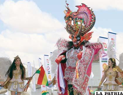 Danzarines de la Diablada Urus llevaron a Uyuni una muestra del grandioso Carnaval de Oruro