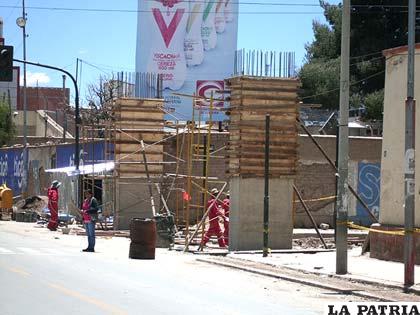 Obras en la pasarela de la avenida 6 de Agosto y Montesinos