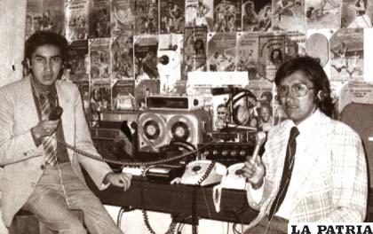 Los hermanos Oscar y Wigberto Salinas Navarro durante la emisión de su programa en 1982