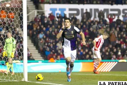 Luis Suárez celebra el segundo gol que marcó