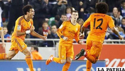 Pepe, autor del gol de Real Madrid, festeja con sus compañeros 