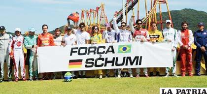 Fuerza Schumacher reza la pancarta que muestran varios pilotos