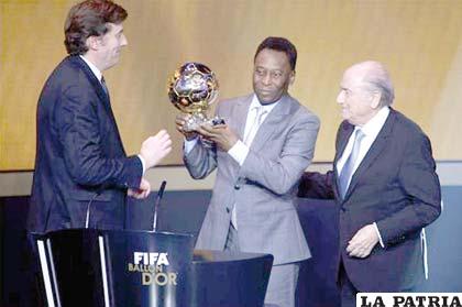 Pelé recibió el Balón de Oro de Blatter