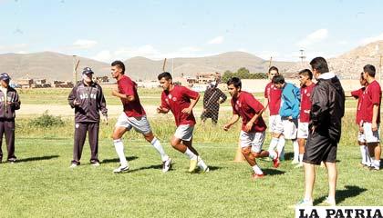 El entrenamiento de San José es controlado por Baldivieso y Rodríguez