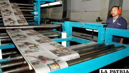 Advirtieren que dentro de un mes los periódicos venezolanos podrían quedarse sin papel