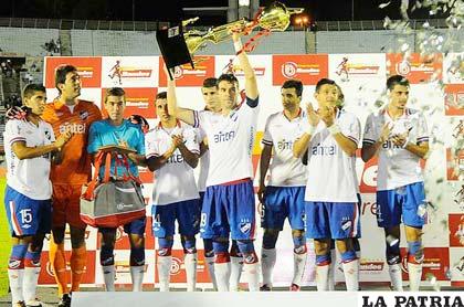Festejo de los jugadores de Nacional con el trofeo