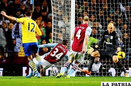 Una acción del partido en el cual venció Arsenal