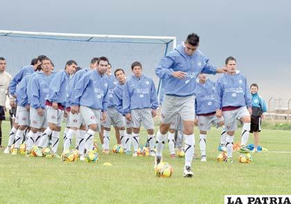 Los “santos” entrenan con el nuevo balón oficial de la Liga