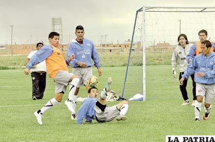 Segovia intenta evitar el ingreso de Torrico, ocurrió ayer durante el entrenamiento de San José