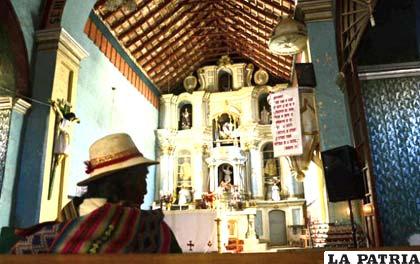 Creyentes que acudieron al santuario para pedir por los corredores bolivianos