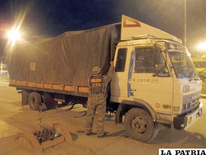 Un efectivo del COA verifica la 
carpa del camión comisado