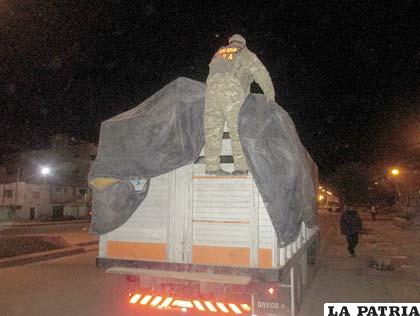 Se levanta la carpa para observar la mercadería de contrabando