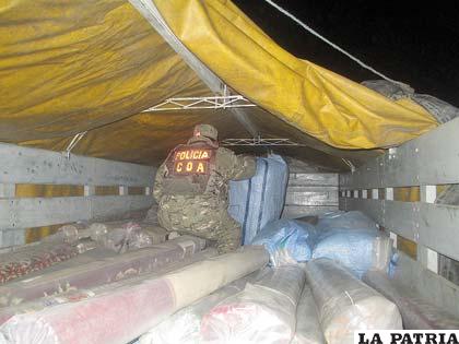 Se encontró alfombras y fardos de ropa usada