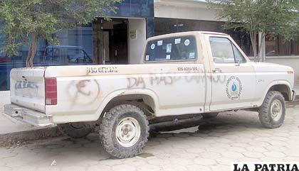 Los vecinos pintaron en el vehículo para que sea retirado