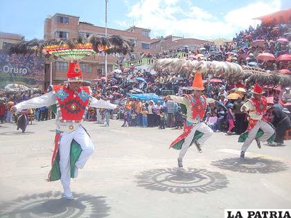 Integrantes de los Suris UTO en su presentación en el Carnaval de Oruro