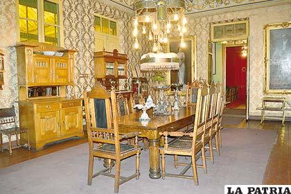Muebles que se exponen en el museo de la Casa de la Cultura “Simón I. Patiño”
