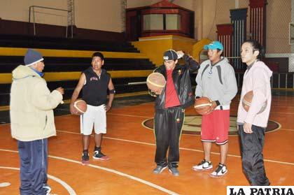Cahuana brinda instrucciones a los jugadores de Derecho