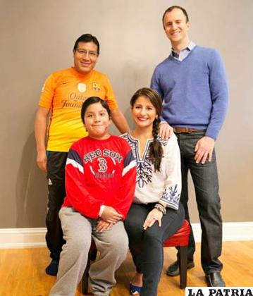 Carlitos junto a sus padres y benefactores en Estados Unidos