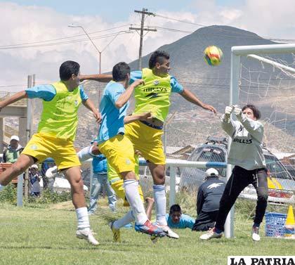 Durante el entrenamiento futbolístico de San José