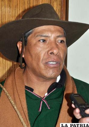 DAVID COLQUE (Acoaco Florida-Machacamarca): “Existen algo de avances pero a mi modo de ver existen alejamientos todavía no específicos, falta profundizar la mitigación de la contaminación de la minería más que todo, hay mucho que analizar, existe dejadez de las comunidades, de la gente y de las autoridades. Nosotros pensamos que se debe aplicar la Ley de Medio Ambiente, deben existir sanciones porque año tras año continua la contaminación en época de lluvias por las aguas y en tiempo seco por el viento que arrastra”