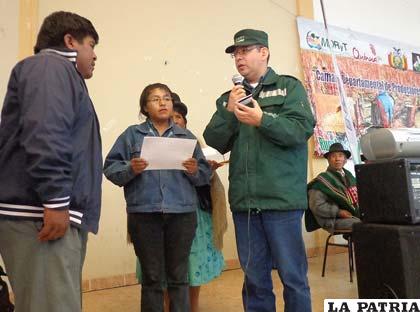Entrega de tarjetas B-Sisa a operadores de maquinaria pesada