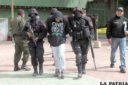 Uno de los chilenos es llevado a la conferencia de prensa