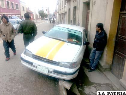 El vehículo quedó encunetado