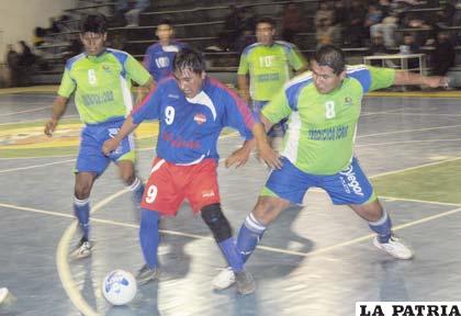Una acción del partido final que jugaron Coremmin-R y Deportivo Pérez 