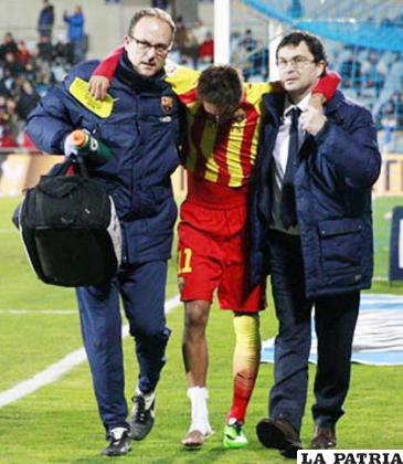 Neymar sale del campo de juego ayudado por los médicos de Barcelona, ocurrió el jueves en el partido ante Getafe por la Copa del Rey