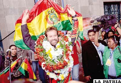 Walter Nosiglia fue recibido como un héroe en La Paz