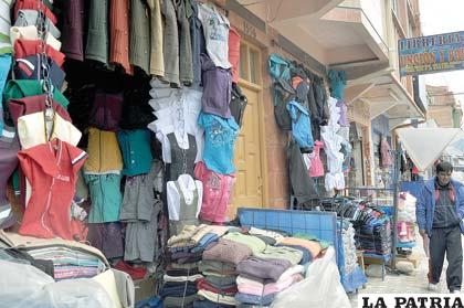 En el mercado local hay una variedad de precios para uniformes escolares