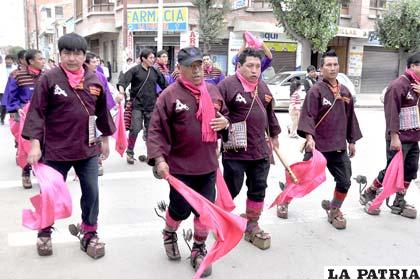 Los folkloristas tomaron las calles y los conductores de vehículos no sabían por dónde desplazarse