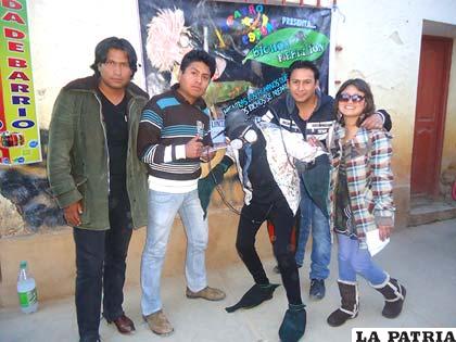 Parte del elenco de Espuac