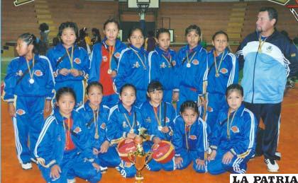 El equipo de las niñas que lograron el primer lugar